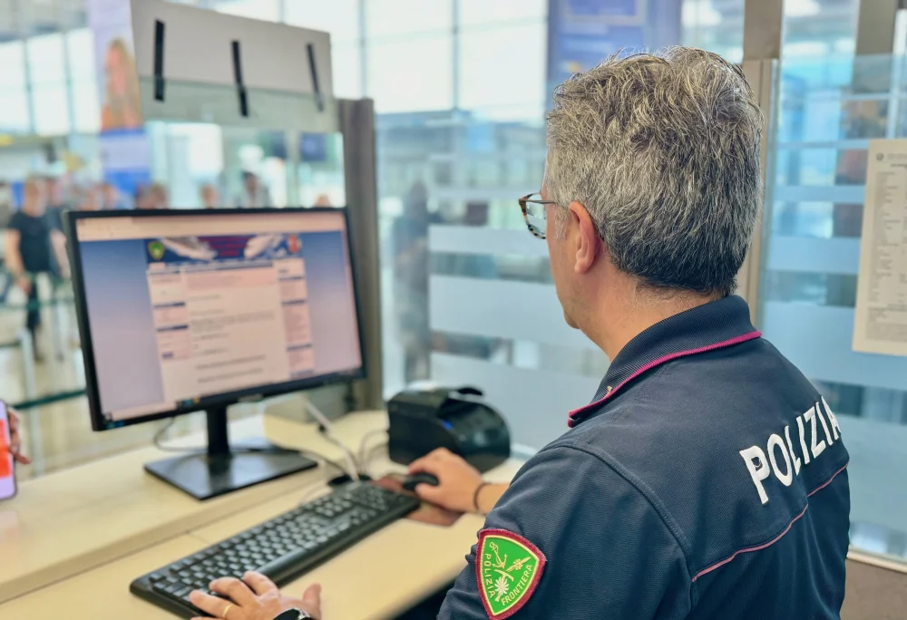 იტალიის სასაზღვრო პოლიციამ დააკავა 33 წლის საქართველოს მოქალაქე, რომელიც  ყალბი პასპორტის გამოყენებით ცდილობდა ჩასხდომას ლონდონში მიმავალ რეისზე,