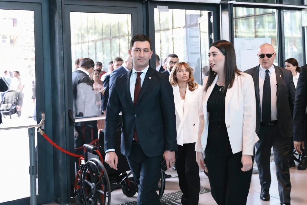 თბილისში ოფიციალური ვიზიტით მყოფი სომხეთის რესპუბლიკის შინაგან საქმეთა მინისტრი არპინე სარგსიანი დელეგაციასთან ერთად თბილისის ცენტრალურ იუსტიციის სახლს ესტუმრა,