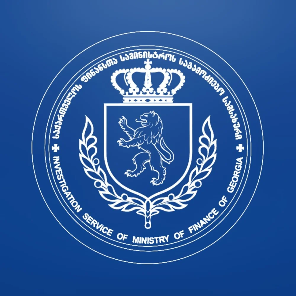 ყალბი დოკუმენტების გამოყენებით, სახელმწიფოს კუთვნილი დიდი ოდენობით თანხის მოტყუებით დაუფლების ფაქტზე ორგანიზებული ჯგუფის თორმეტი წევრი დააკავეს.