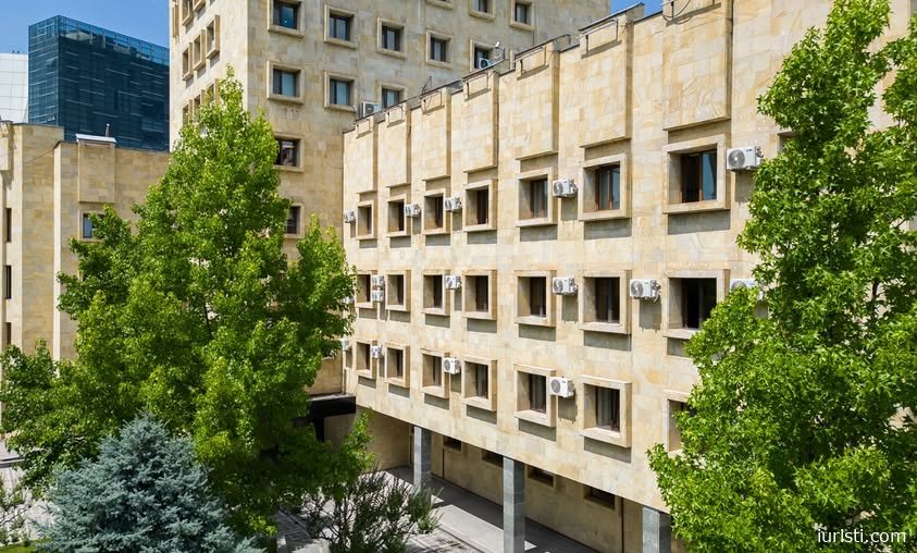 დამამძიმებელ გარემოებებში ჩადენილი მეუღლის განზრახ მკვლელობის ფაქტზე, საქართველოს პროკურატურამ დაკავებულს ბრალდება წარუდგინა.