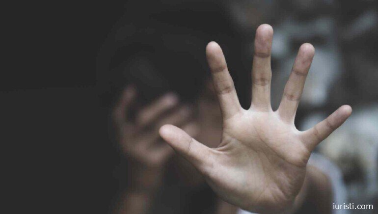 პროკურატურამ პირადი ცხოვრების საიდუმლოს უკანონო შენახვის და გავრცელების, ასევე 16 წელს მიუღწეველი ოჯახის წევრის მიმართ ჩადენილი გარყვნილი ქმედების ფაქტებზე, ერთი პირი დააკავა