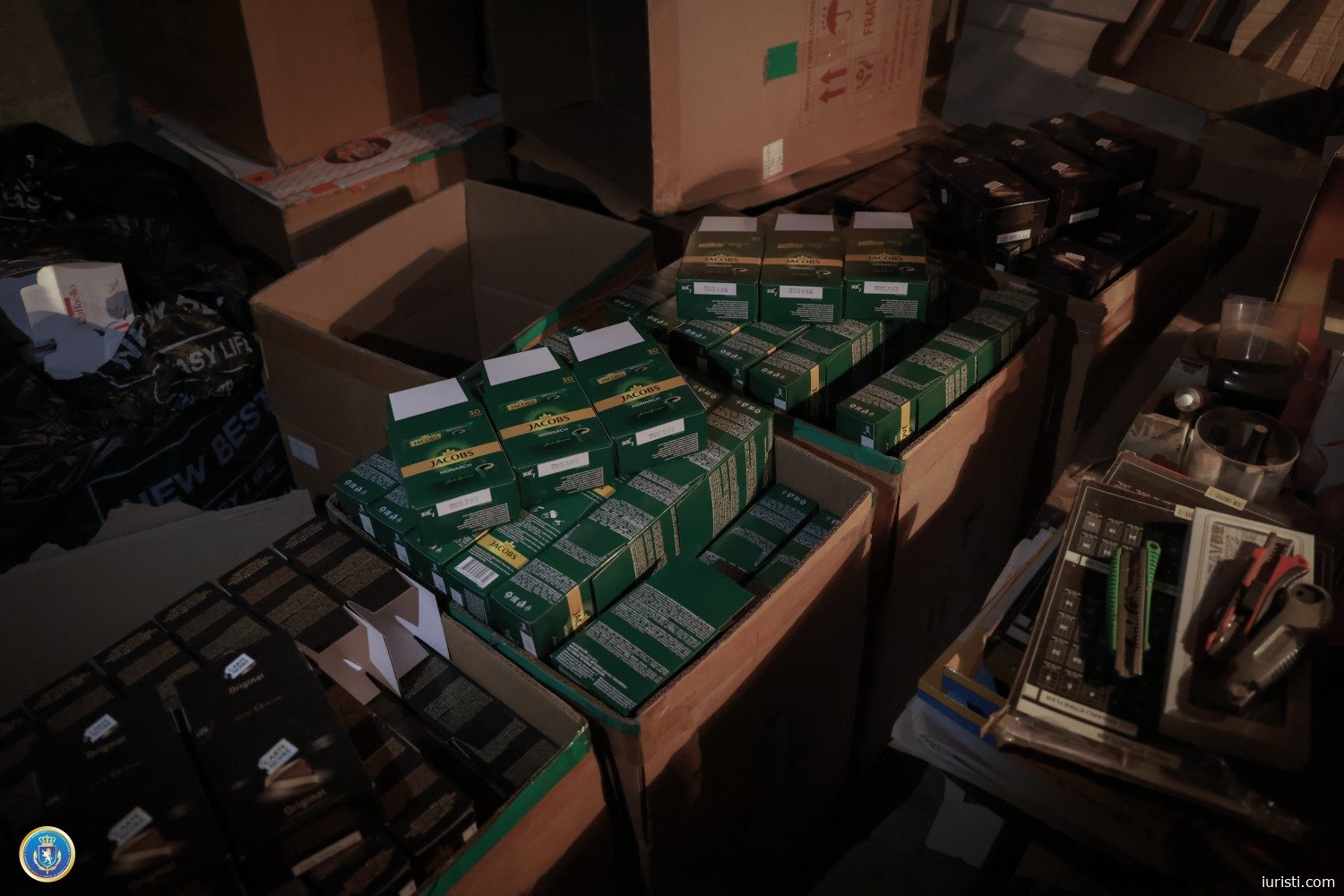 საგამოძიებო მოქმედებების შედეგად, ამოღებულ იქნა, სარეალიზაციოდ გამზადებული, 10 000 ერთეულზე მეტი „Jacobs Monarch”-ის სასაქონლო ნიშნით უკანონო ნიშანდებული ერთჯერადი ყავა და 2 400 ერთეულზე მეტი „Raffaello”-ს სასაქონლო ნიშნით უკანონო ნიშანდებული ტკბილეუ